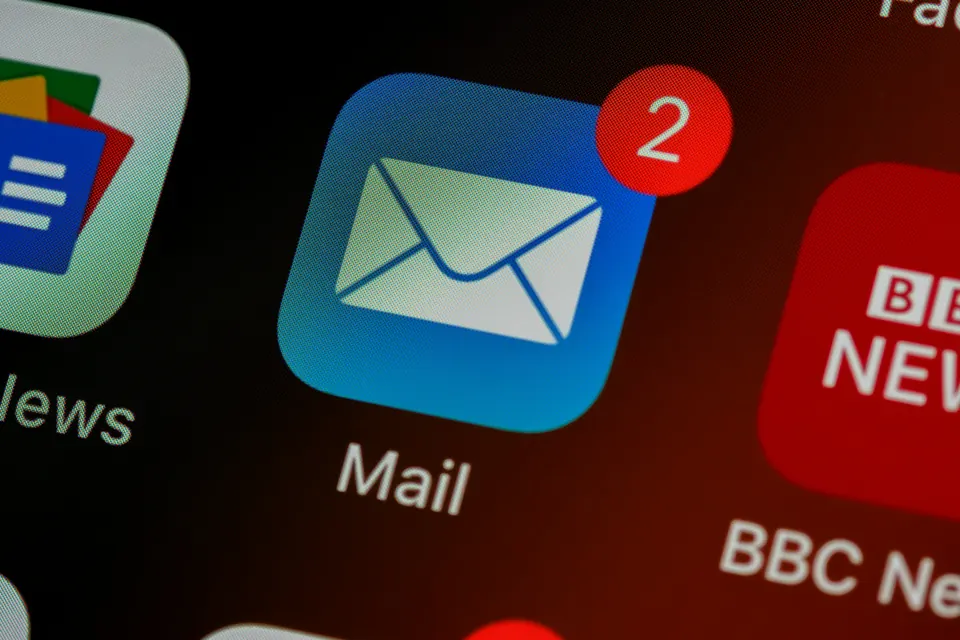 Email marketing by ONS Infosolutions: unread mail notification on a phone